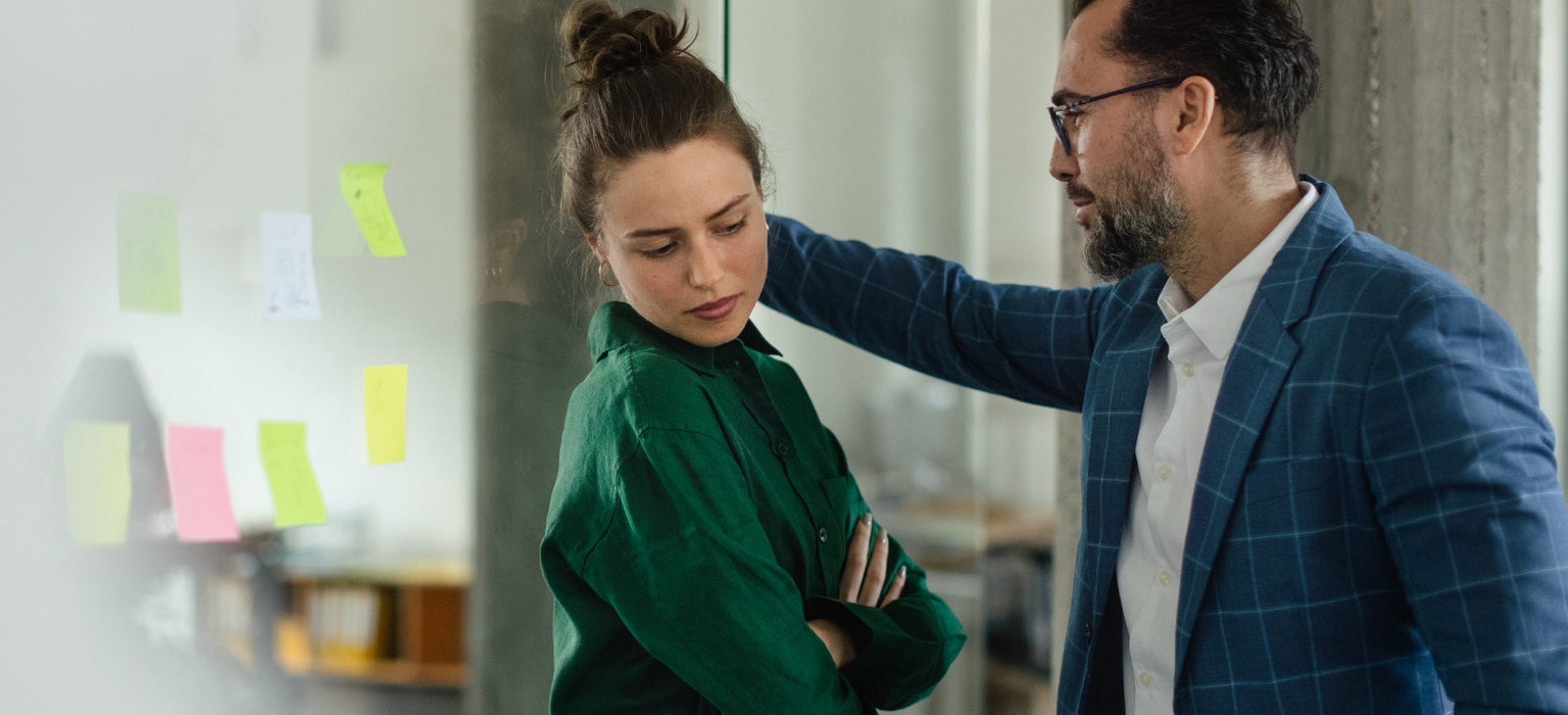 Wenn Kollegen Grenzen überschreiten – Ihre Rechte bei (sexueller) Belästigung am Arbeitsplatz