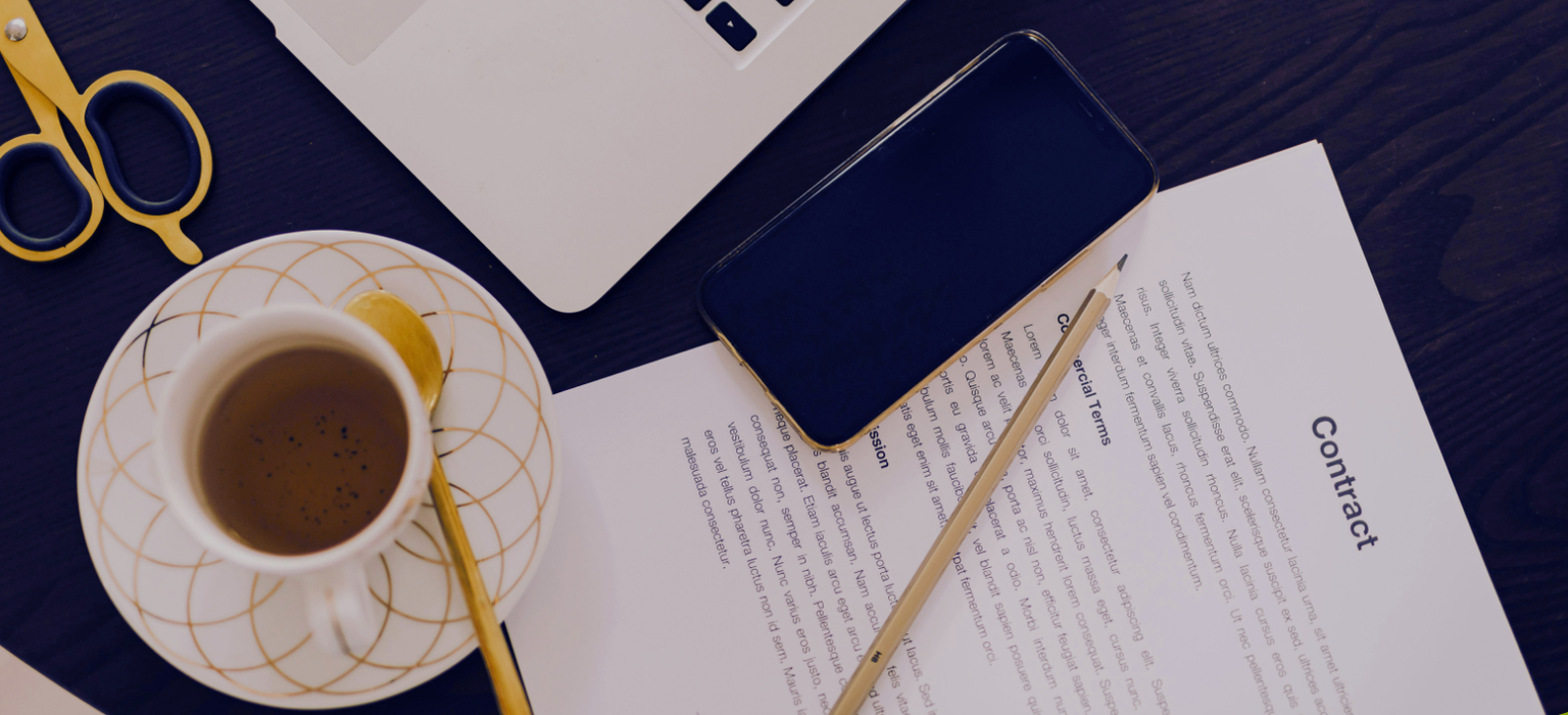 Vom Job in die Selbstständigkeit: Arbeitsvertrag prüfen, Streit vermeiden.