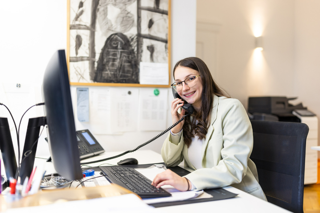 Frau beim telefonieren